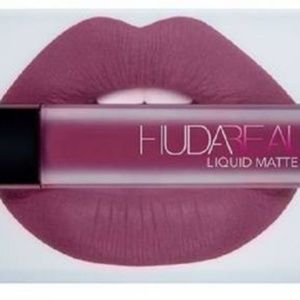 🆕 Huda Beauty liq. Matte *Trophy Wife